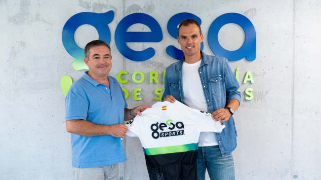 Luis Le&oacute;n posando con la camiseta de Gesa Sports