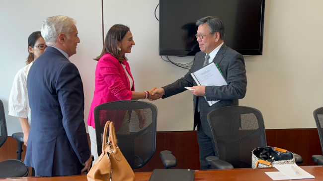 La consejera Sara Rubira, con el secretario de Comercio y Desarrollo de Hong Kong, Algernon Yau La consejera Sara Rubira, con el secretario de Comercio y Desarrollo de Hong Kong, Algernon Yau
