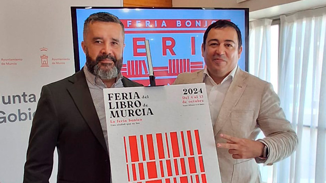 Jes&uacute;s Boluda del Toro, director de la Feria del Libro y Jos&eacute; Hern&aacute;ndez, CEO de 2VM, posando con el cartel