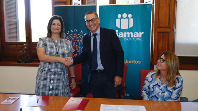 María Dolores Pagán, directora de Cajamar Murcia y José Luján, rector de la UMU María Dolores Pagán, directora de Cajamar Murcia y José Luján, rector de la UMU