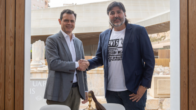 El director del Complejo Industrial de Repsol en Cartagena, Antonio Mestre, y el presidente de la Federaci&oacute;n de Tropas y Legiones, Jos&eacute; Antonio Meca, en la firma del convenio