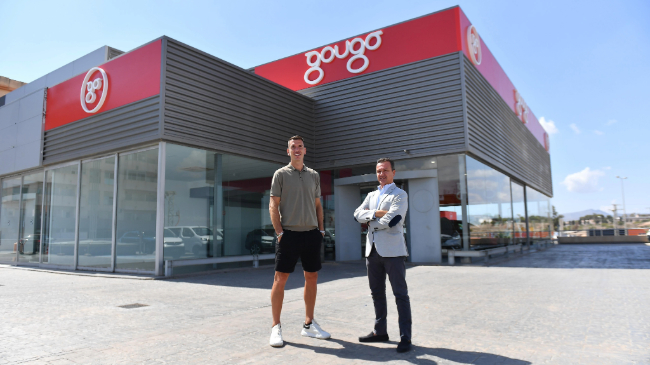 Pedro Alcalá, capitán del FC Cartagena junto a Antonio Muñoz, gerente de GOUGO Pedro Alcalá, capitán del FC Cartagena junto a Antonio Muñoz, gerente de GOUGO