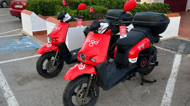 Imagen de unas motocicletas de Gougo Motosharing estacionadas en el Zoco (La Manga) Imagen de unas motocicletas de Gougo Motosharing estacionadas en el Zoco (La Manga)