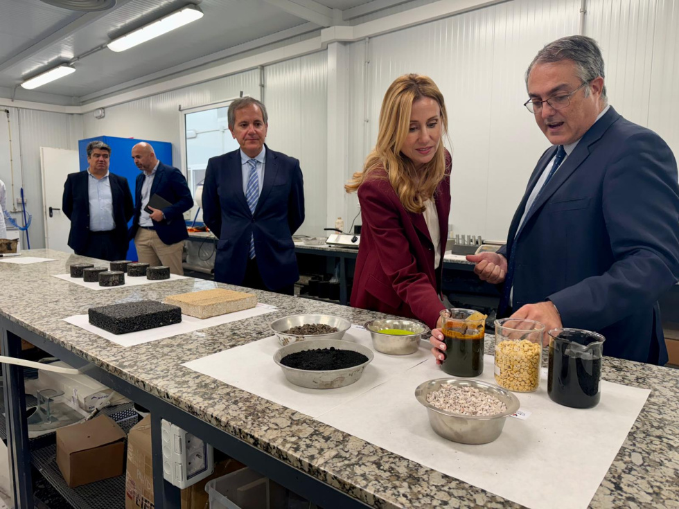 La consejera de Empresa, Marisa Arag&oacute;n, durante la visita