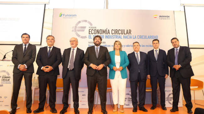 El presidente de Repsol, Antonio Brufau, el presidente de Funseam y Enag&aacute;s, Antonio Llard&eacute;n, la alcaldesa de Cartagena, Noelia Arroyo y el presidente de la CARM, Fernando L&oacute;pez Miras, durante el V Ciclo de Econom&iacute;a Circular