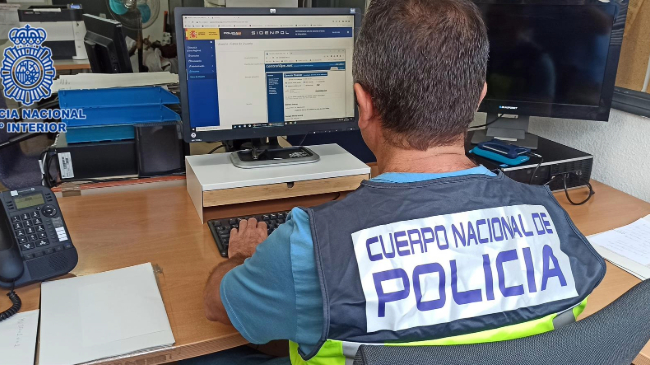Un agente de la Policía Nacional, durante la investigación - Policía Nacional Un agente de la Policía Nacional, durante la investigación - Policía Nacional