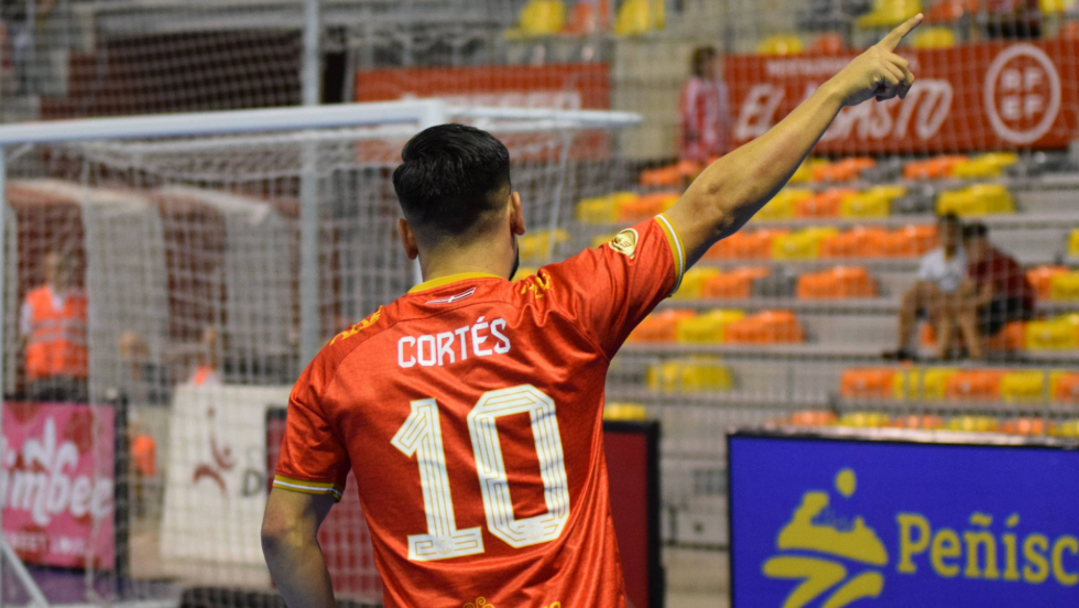 Cortés celebra su tanto ante el Peñíscola.
