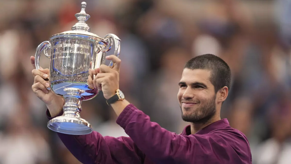 Carlos Alcaraz con el título del US Open (Seth Wenig / Associated Press).