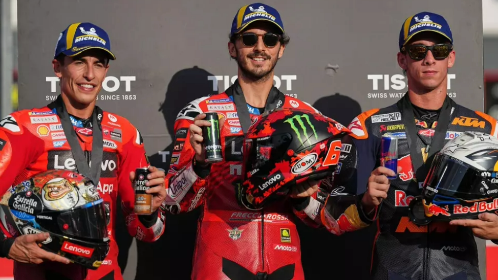 Pedro Acosta se sube al podio de la carrera Sprint del GP de Japón (AP).