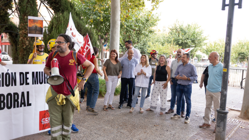 Carmina Fernández en la concentración convocada por los bomberos forestales en el Palacio de San Esteban. | Foto: PSOE-RM Carmina Fernández en la concentración convocada por los bomberos forestales en el Palacio de San Esteban. | Foto: PSOE-RM