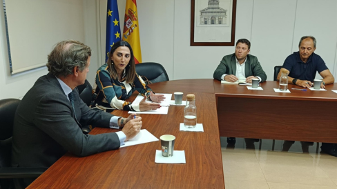 Imagen de la consejera Sara Rubira durante la reunión con el secretario general de la Confederación Española de Pesca (CEPESCA), Javier Garat - COMUNIDAD