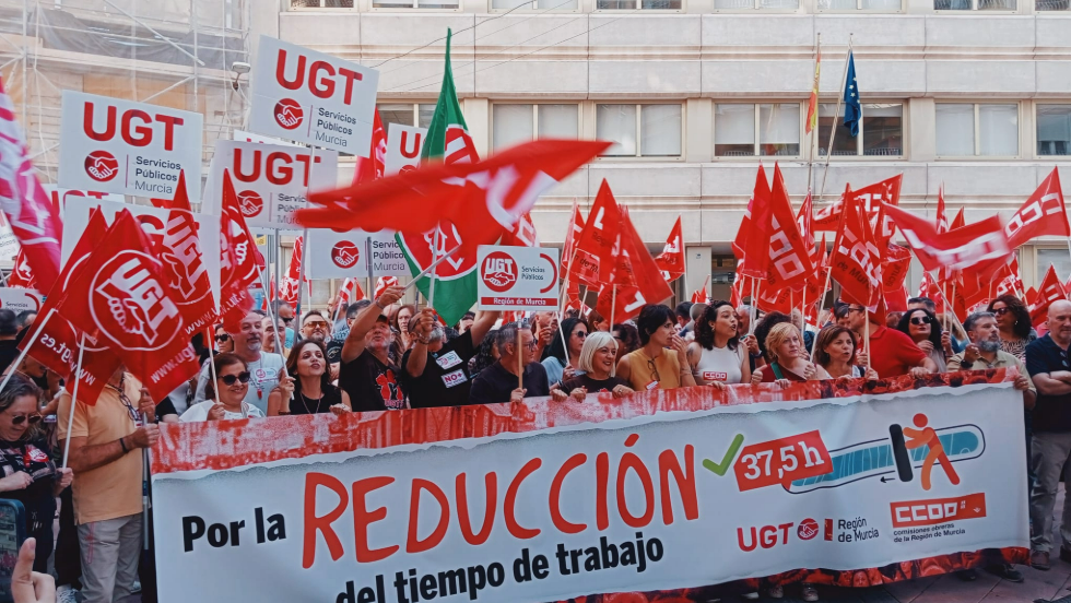 UGT y CCOO se concentran en Murcia para insistir en su demanda de reducción de la jornada laboral