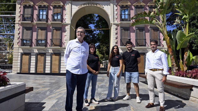 El alcalde, Jos&eacute; Ballesta, acompa&ntilde;ado del concejal de Cultura e Identidad, Diego Avil&eacute;s, supervisa el montaje. | Foto:  AYUNTAMIENTO DE MURCIA