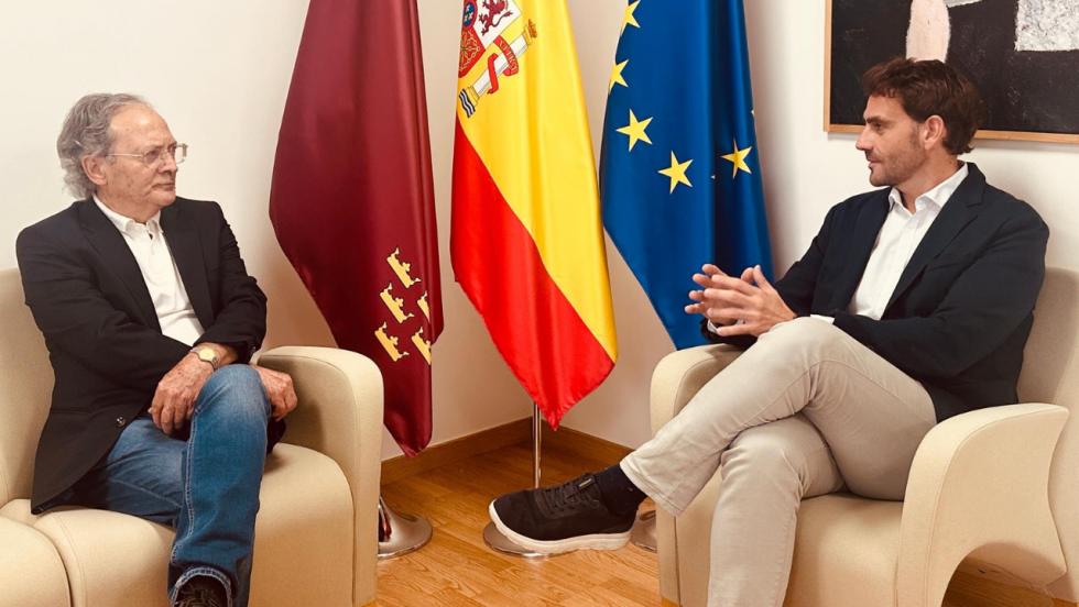 Reunión del director general de Acción Exterior y Cooperación, Juan José Almela, y el responsable de La Nacional, Antonio Morales. - CARM