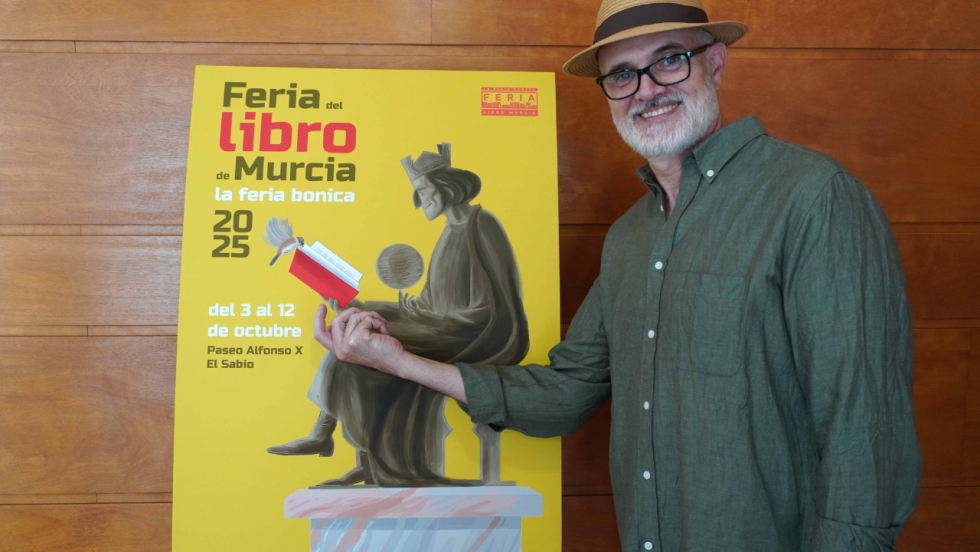El ilustrador José Manuel Puebla, autor del cartel de la Feria del Libro de Murcia 2025, junto a la obra que protagoniza Alfonso X El Sabio en el 1200 aniversario de la fundación de la ciudad