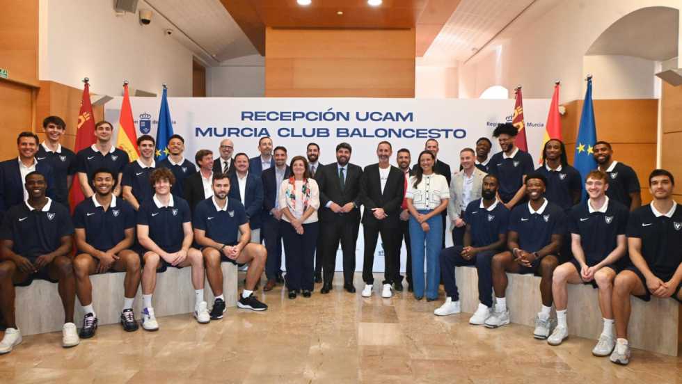 El presidente de la Comunidad, Fernando López Miras, recibe en el Palacio de San Esteban al UCAM Murcia Club de Baloncesto - CARM