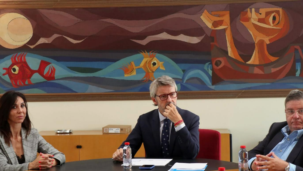 El consejero de Econom&iacute;a, Hacienda, Fondos Europeos y Transformaci&oacute;n Digital, junto con la presidenta y el secretario general de la C&aacute;mara de Comercio de Murcia.