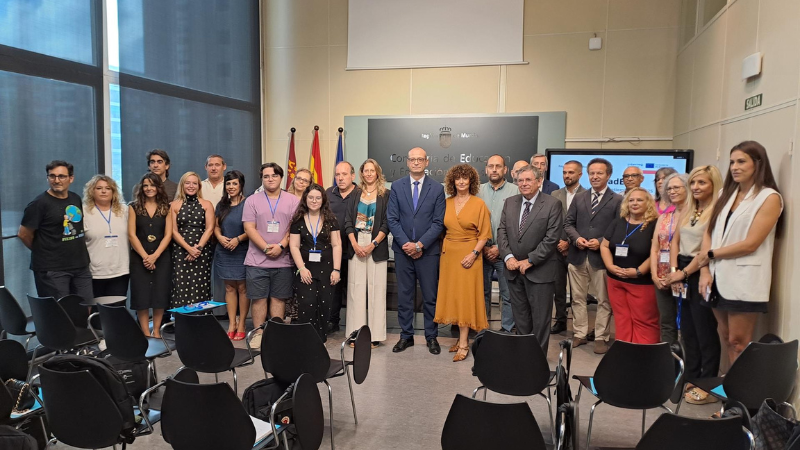 Foto de grupo de representantes de los países participantes en el proyecto 'Leadex' de mejora de las políticas educativas - COMUNIDAD