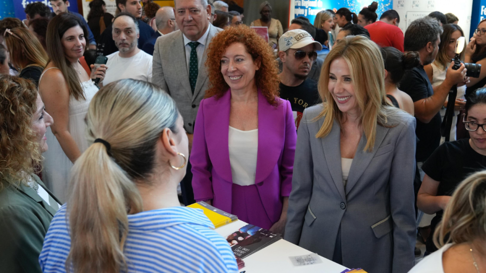 La consejera de Empresa, Empleo y Economía Social, Marisa López Aragón, charla con unos jóvenes asistentes inscritos en la Feria de Empleo - CARM