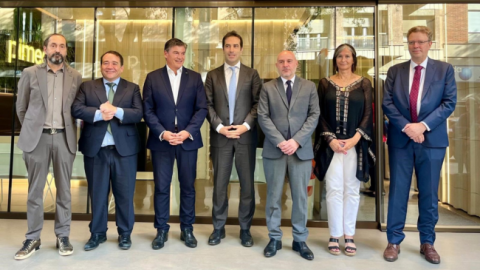 El ministro de Economía, Comercio y Empresa, Carlos Cuerpo; el presidente del ICO, Manuel Illueca; el presidente de Pimec, Antoni Cañete, y el delegado del Gobierno en Catalunya, Carlos Prieto, junto a otros represenantes. | Foto: EUROPA PRE
