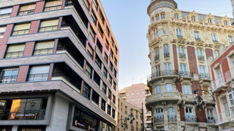 Edificio Jara 34: Un ejemplo digno de reconocimiento público por la loable adaptación de su fachada al entorno modernista - Imagen cedida por el autor