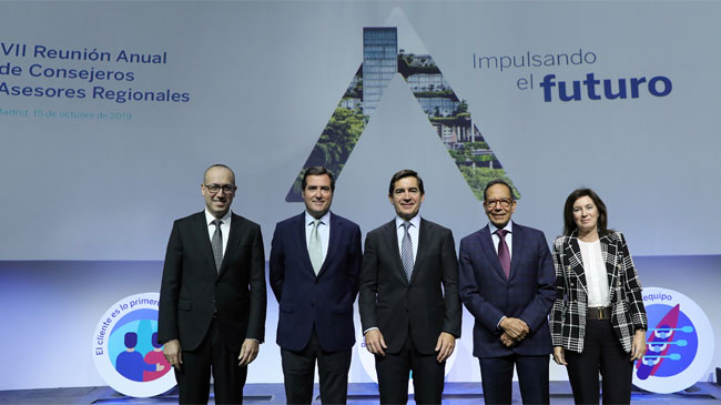 Directivos del BBVA junto con Garamendi, antes de la reuni&oacute;n con sus 'consejeros regionales'