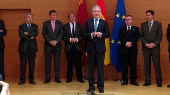 Valc&aacute;rcel, arropado por sus consejeros, el d&iacute;a de su renuncia
