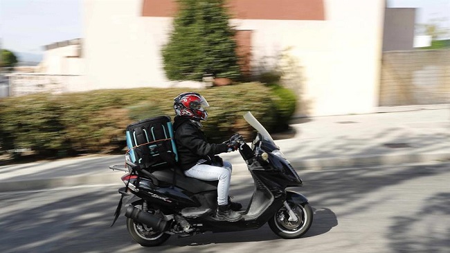 Un repartidor trabaja con su moto, este s&aacute;bado en Madrid. EFE/Zipi