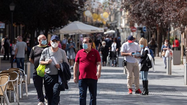 Varias personas pasean por las calles de la ciudad de Alcal&aacute; de Henares. EFE/Fernando Villar/Archivo