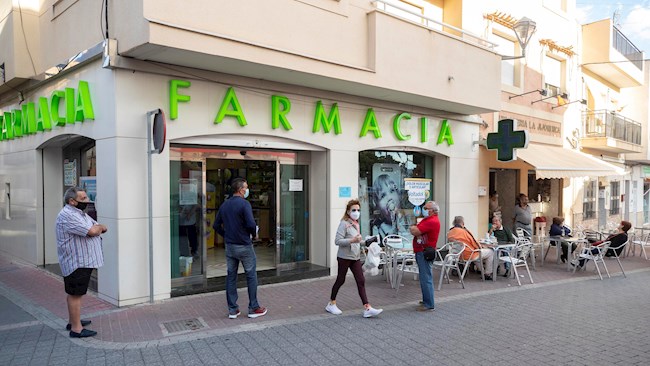 Varios vecinos de Fortuna, (Murcia), hacen cola en una farmacia del municipio. EFE/Marcial Guill&eacute;n/Archivo