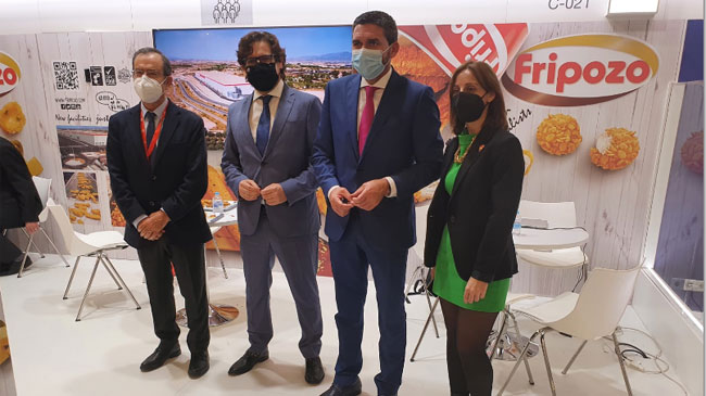 Directivos de Fripozo y autoridades en la feria de alimentaci&oacute;n Anuga