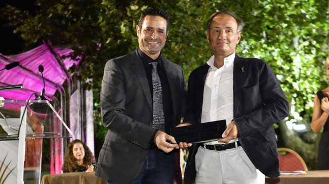 Javier Neila, a la derecha, recibe el premio P&eacute;rez Pi&ntilde;ero