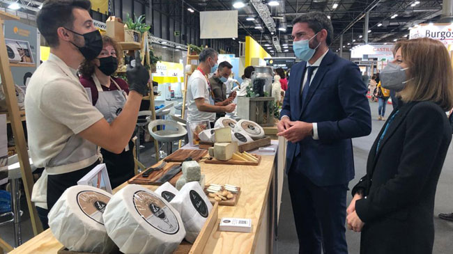 El consejero Luego ante un stands de quesos de Murcia El consejero Luego ante un stands de quesos de Murcia