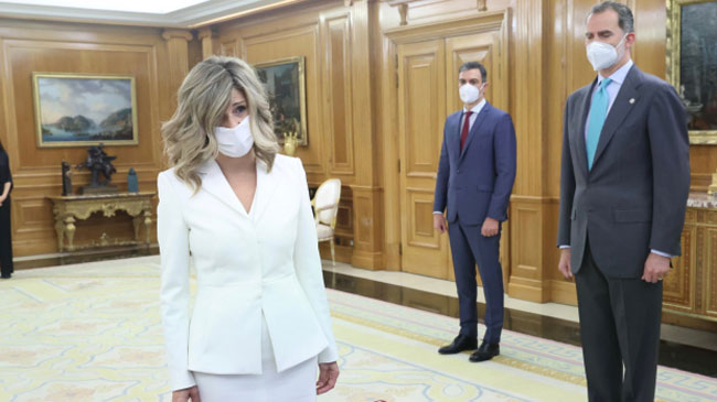 La vicepresidenta tercera del Gobierno en su toma de posesi&oacute;n, al fondo Pedro S&aacute;nchez