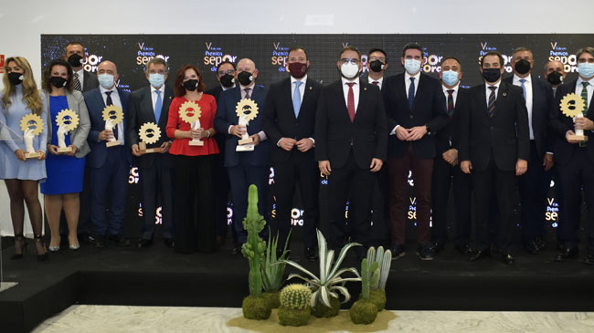 Parte de los premiados con sus galardones acreditativos