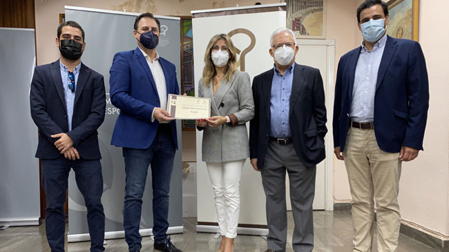 Momento de la entrega del sello acreditativo