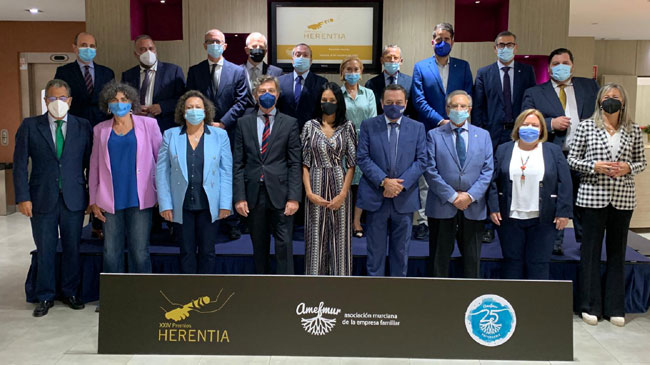 Foto de familia del jurado, constituido por representante de las patronales, de la Comunidad Autónomo, las universidades y los medios de comunicación Foto de familia del jurado, constituido por representante de las patronales, de la Comunidad Autónomo, las universidades y los medios de comunicación
