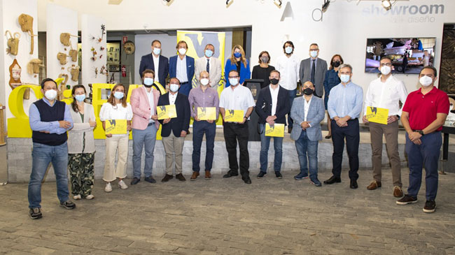 Los premiados, con sus galardones