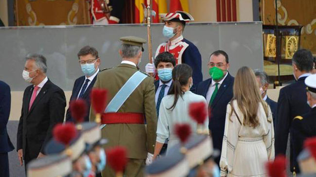 L&oacute;pez Miras saluda al Rey Felipe VI antes del desfile militar en Madrid