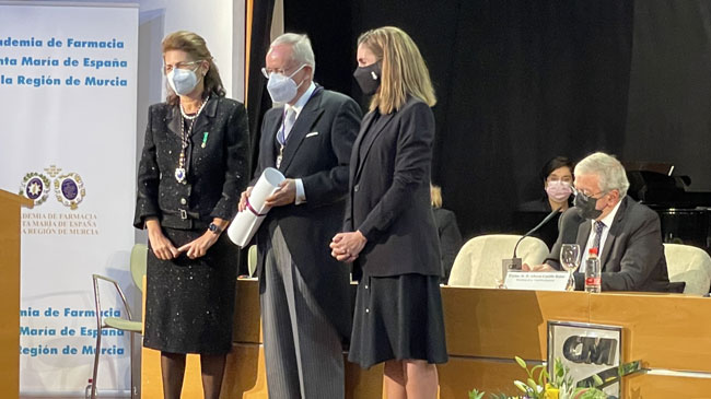Jos&eacute; Antonio Melgares recibe el documento que le acredita como acad&eacute;mico