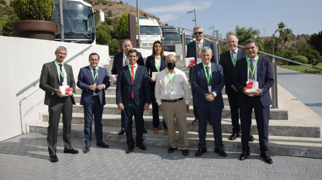 Los premiados junto a los directivos de la patronal y el consejero de Fomento