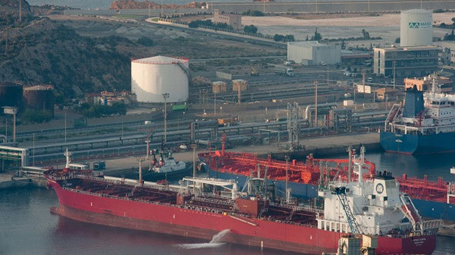 Petrolero descargando en Escombreras