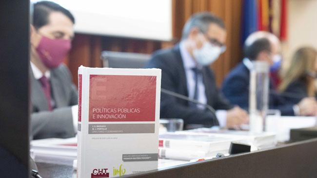 Momento de la presentaci&oacute;n del libro