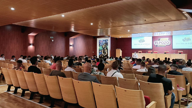 Los nuevos trabajadores recibieron la bienvenida en el sal&oacute;n de actos de la empresa en Alhama de Murcia