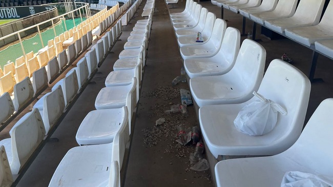 Suciedad en las butacas del estadio Cartagonova