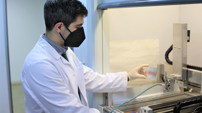 Un investigador trabajando en el desarrollo de c&eacute;lulas solares por recubrimiento en espray, uno de los temas financiados en esta convocatoria de fondos Next Generation