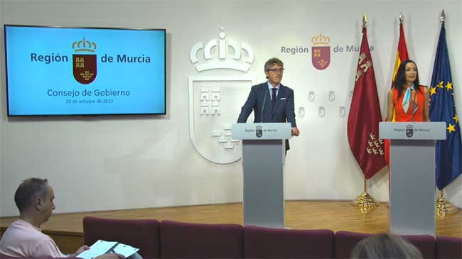 Los consejeros de Econom&iacute;a y Empresa, Luis Alberto Mar&iacute;n y Valle Migu&eacute;lez, durante la presentaci&oacute;n del decreto ley