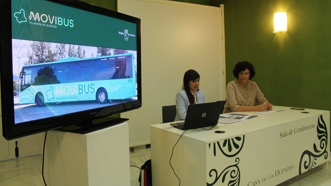 La directora general de Movilidad, Marina Munuera, y la alcaldesa de Puerto Lumbreras, Mar&iacute;a &Aacute;ngeles T&uacute;nez, presentan los nuevos servicios de Movibus para los municipios del Guadalent&iacute;n