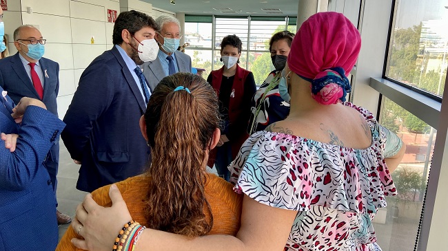 L&oacute;pez Miras dio a conocer esta noticia en una visita a la sede de la Asociaci&oacute;n Espa&ntilde;ola contra el C&aacute;ncer (Aecc) de la Regi&oacute;n