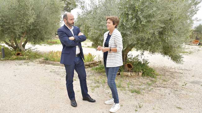 Joaqu&iacute;n G&oacute;mez y Adoraci&oacute;n Ortega, propietaria de la almazara  Deortegas